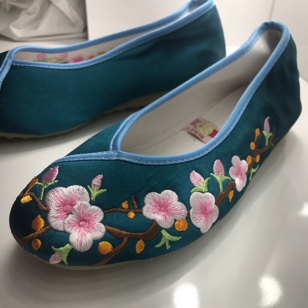 Traditional Chinese floral embroidered satin flats